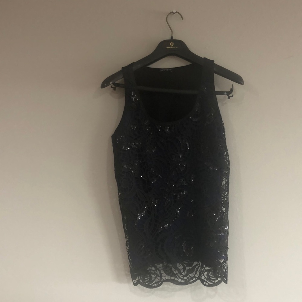 Sleeveless designed top